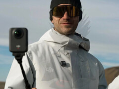 La DJI Osmo 360 en uso con lo que parece ser su barra de extensión de batería. (Fuente de la imagen: vía Igor Bogdanov)