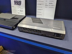 La GPU externa R3GAF de Minisforum se basa en la RX 7600M XT y ofrece un saludable aumento del rendimiento a mini PC y dispositivos portátiles. (Fuente: TechPowerUp)