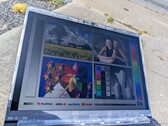 La pantalla mate funciona bastante bien en exteriores, gracias en gran medida a su gran luminosidad.