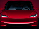 El lavado de cara del Model 3 Highland en el nuevo color Flame Red (imagen: Tesla)