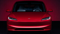 El lavado de cara del Model 3 Highland en el nuevo color Flame Red (imagen: Tesla)