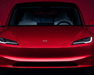 El lavado de cara del Model 3 Highland en el nuevo color Flame Red (imagen: Tesla)