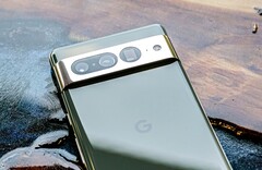 El Google Pixel 7 Pro recibe ahora un total de cinco actualizaciones principales Android en lugar de solo tres. (Fuente de la imagen: Triyansh Gill)