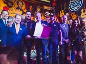 El gobernador de Tennessee, Lee, sostiene la ley ELVIS tras firmarla junto a legisladores y músicos. (Fuente: Brandon Hull para la Oficina del Gobernador del Estado de Tennessee)