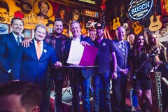 El gobernador de Tennessee, Lee, sostiene la ley ELVIS tras firmarla junto a legisladores y músicos. (Fuente: Brandon Hull para la Oficina del Gobernador del Estado de Tennessee)