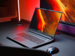 El Alienware m18 R1 con la GPU RX 7900M es uno de los pocos portátiles para juegos con tarjetas AMD. (Fuente de la imagen: NotebookcheckReviews en YouTube)