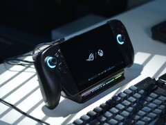 El Asus ROG Xbox Ally X está alimentado por la APU AMD Ryzen Z2 Extreme. (Fuente de la imagen: Alex Waetzel para NotebookcheckReviews en YouTube)