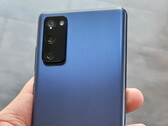 La Galaxia S20 FE 5G tiene un plástico negro. (Fuente de la imagen: @jimmyispromo)