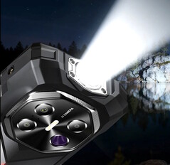 El smartphone Fossibot F113 tiene una linterna de 160 lúmenes integrada en su borde superior. (Fuente de la imagen: Fossibot)