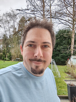 Selfie con la cámara frontal Magic V2 RSR