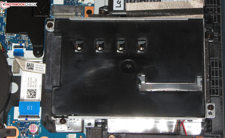El portátil tiene espacio de un dispositivo de almacenamiento de 2,5 pulgadas (la imagen muestra un maniquí)