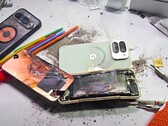 Una explosión de la batería en una prueba de durabilidad es algo que JerryRigEverything no había experimentado hasta ahora. El Pixel 10 Pro Fold de Google no mejoró las debilidades de sus predecesores. (Fuente de la imagen: JerryRigEverything)