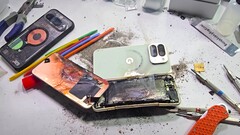 Una explosión de la batería en una prueba de durabilidad es algo que JerryRigEverything no había experimentado hasta ahora. El Pixel 10 Pro Fold de Google no mejoró las debilidades de sus predecesores. (Fuente de la imagen: JerryRigEverything)