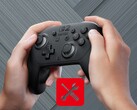 Gamer moviendo el thumbstick izquierdo en el mando Pro de Switch 2
