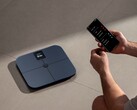 La nueva báscula de Xiaomi cuenta con una batería recargable, a diferencia de la báscula de composición corporal Mijia S400 Pro (en la imagen), que utiliza pilas AAA.