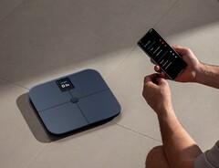 La nueva báscula de Xiaomi cuenta con una batería recargable, a diferencia de la báscula de composición corporal Mijia S400 Pro (en la imagen), que utiliza pilas AAA.