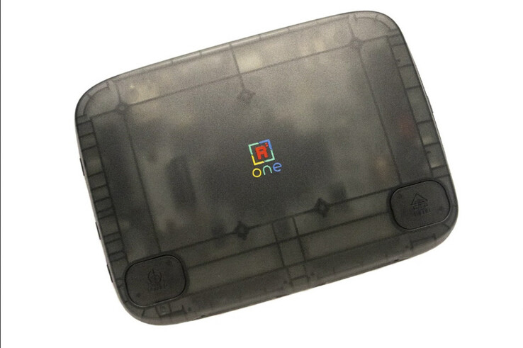 La versión Smoke es uno de los cinco acabados translúcidos disponibles para la SuperStation One Transparent Collection.