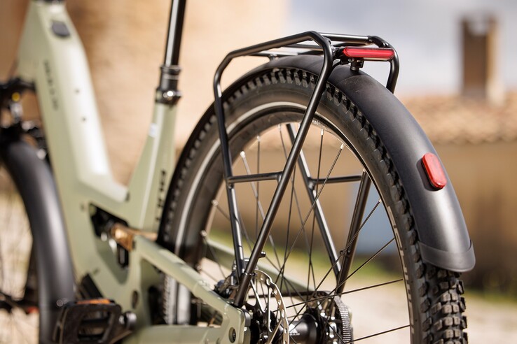 La bicicleta incluye un portaequipajes y un sistema de iluminación.