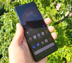 El Xperia 5 III es uno de los dos teléfonos inteligentes de Sony que ahora son elegibles para Android 12. (Fuente de la imagen: NotebookCheck)