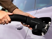Un adaptador de Porsche para los Supercargadores de Tesla (Fuente de la imagen: Porsche)