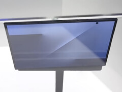 El Samsung Galaxy Z TriFold en exposición durante la APEC Corea del Sur 2025. (Fuente de la imagen: SBS Korea vía Omokgyo Electronics Mall - editado)