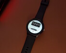 El Lige Smartwatch de Aliexpress sobre el escritorio