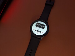 El Lige Smartwatch de Aliexpress sobre el escritorio