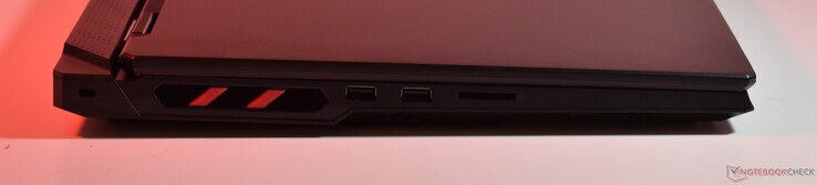 izquierda: Bloqueo Kensington, 2x USB A 3.2 Gen 1, tarjeta SD