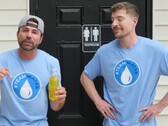 Mark Rober de pie junto a MrBeast con una lata de orina (Fuente de la imagen: MrBeast; captura de pantalla recortada)