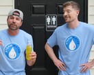 Mark Rober de pie junto a MrBeast con una lata de orina (Fuente de la imagen: MrBeast; captura de pantalla recortada)