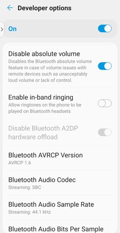 Cuando se activa la opción de desactivar el volumen absoluto, los ajustes de volumen del sistema y de los auriculares pueden realizarse por separado, lo que permite realizar ajustes de volumen superbajos. (Fuente de la imagen: Notebookcheck)