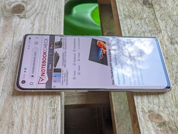 Oppo Find X3 Neo en uso exterior