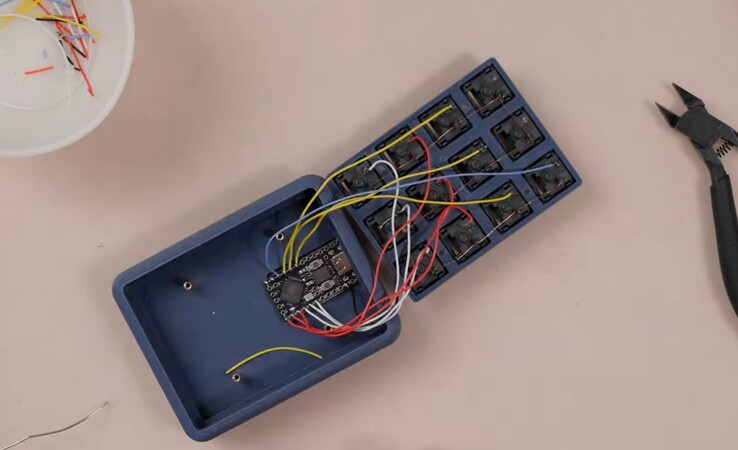 Cableado manual del teclado mecánico ScottoT9. (Fuente de la imagen: Joe Scotto en YouTube)