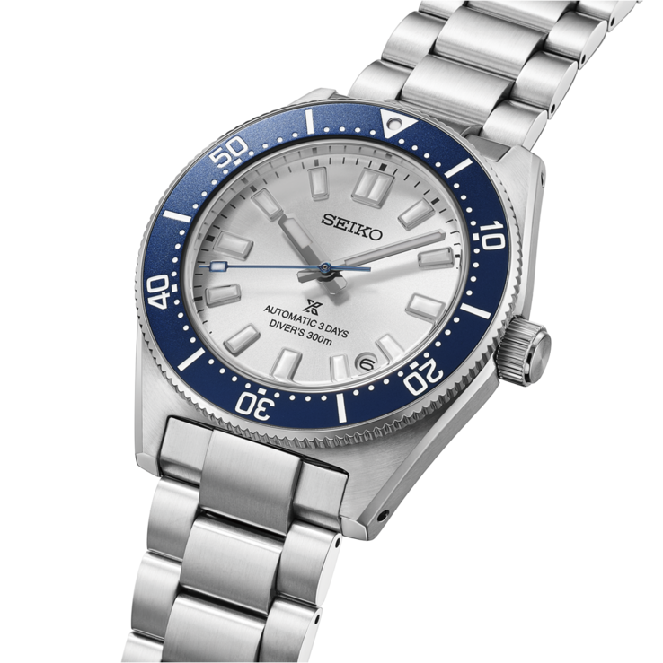 imagen frontal del reloj de buceo Seiko Prospex HBB001 con bisel azul de doble tono, esfera blanca plateada y brazalete de acero inoxidable.