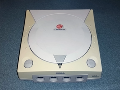 Imagen de una consola Sega Dreamcast amarillenta (fuente de la imagen: Tech Tangents YT)