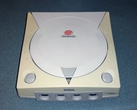 Imagen de una consola Sega Dreamcast amarillenta (fuente de la imagen: Tech Tangents YT)
