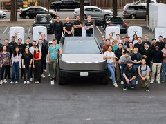 El Cybertruck en la primera estación de Supercargadores V4 de 500 kW de Tesla. (Fuente de la imagen: Tesla)