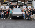 El Cybertruck en la primera estación de Supercargadores V4 de 500 kW de Tesla. (Fuente de la imagen: Tesla)