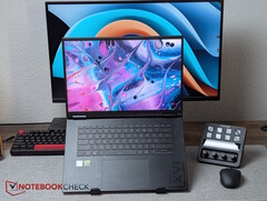 Gigabyte Gaming A16 Pro junto al Stream Deck+