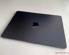 El Apple MacBook Air M2 en el nuevo color Midnight es aparentemente propenso a los arañazos y marcas de rozaduras (Imagen: Notebookcheck)