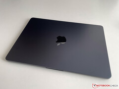 El Apple MacBook Air M2 en el nuevo color Midnight es aparentemente propenso a los arañazos y marcas de rozaduras (Imagen: Notebookcheck)