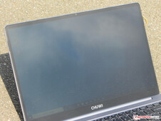 Uso del LapBook Pro al aire libre en un día de verano bajo la luz directa del sol
