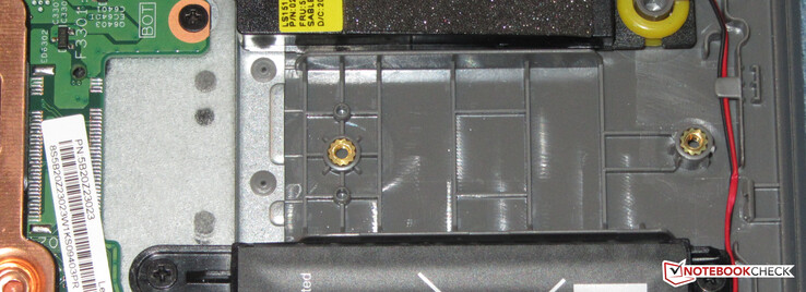 Los portátiles con SSD M.2 están disponibles en la gama IdeaPad 1. Nuestro dispositivo de pruebas carece de la ranura correspondiente.