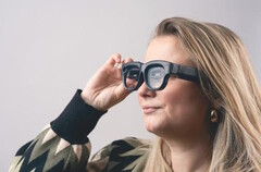 Las gafas de realidad aumentada Luna Glass mejoran la visión nocturna de las personas con discapacidad visual al proyectar una imagen más brillante de la realidad.
