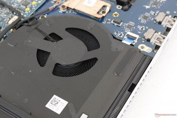 Los ventiladores gemelos de 60 mm son más grandes que los del Alienware m17 R2, pero no son más silenciosos.
