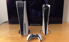 La PS5 Slim parece mucho más compacta que la PS5 original en un vídeo comparativo de realidad aumentada. (Fuente de la imagen: rtql8d)