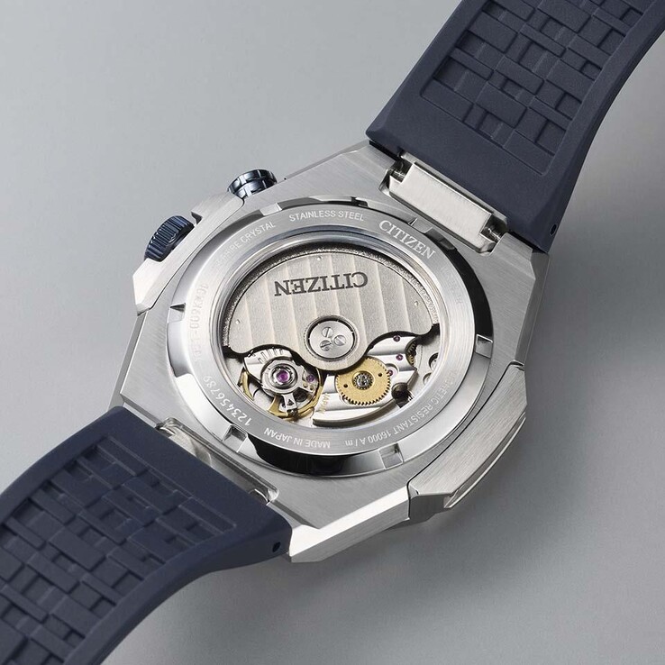 El movimiento automático Calibre 9051 de Citizen puede verse a través del fondo transparente de la caja.