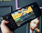 Una mano sujetando una Steam Deck OLED (Fuente de la imagen: Georgiy Lyamin vía Unsplash; recortada)