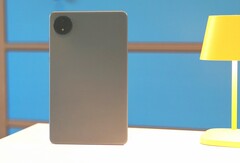 La carcasa es más bien poco espectacular, pero Xiaomi instala una potente batería y una pantalla brillante (Fuente de la imagen: Notebookcheck)