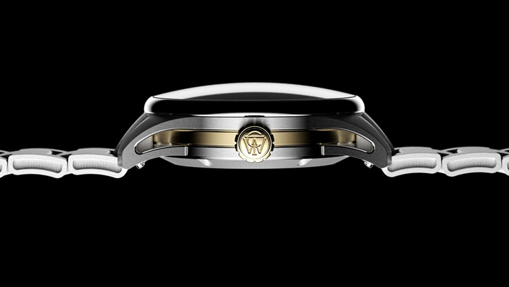 Perfil lateral del Timex Atelier GMT Première M1a, que destaca su cristal de zafiro curvado, caja de acero inoxidable y sección central en tono dorado.
